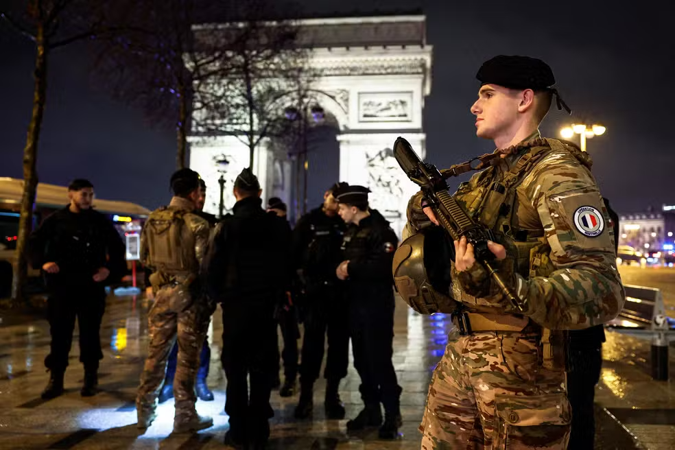  Policiais que vigiavam o Arco do Triunfo, em Paris. Foto: Benoit Tessier/ Reutersu