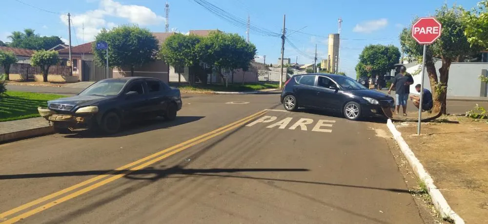 BATIDA EM CRUZAMENTO DEIXA DOIS CARROS COM DANOS NESTA MANHÃ. Foto: Allan Paiva