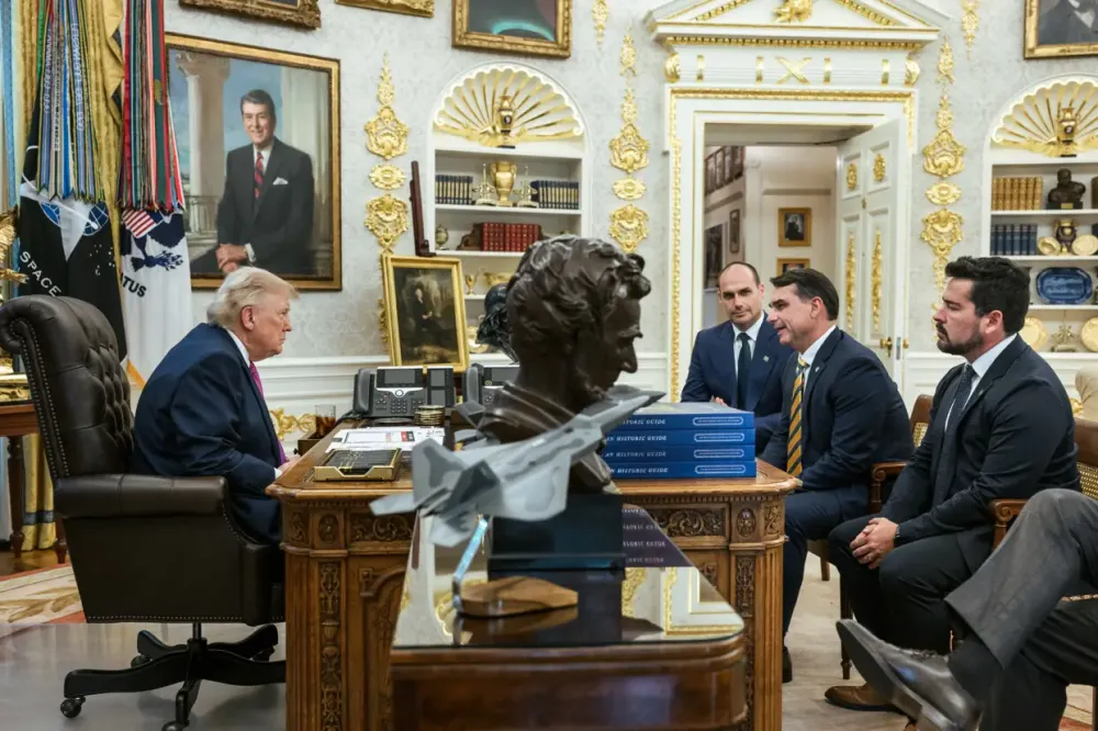 Donald Trump publicou foto ao lado de Flávio Bolsonaro no Salão Oval da Casa Branca. Foto: Reprodução/Redes Sociais.
